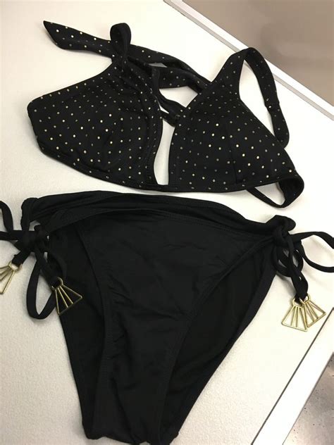 Schwarze Bikinis 